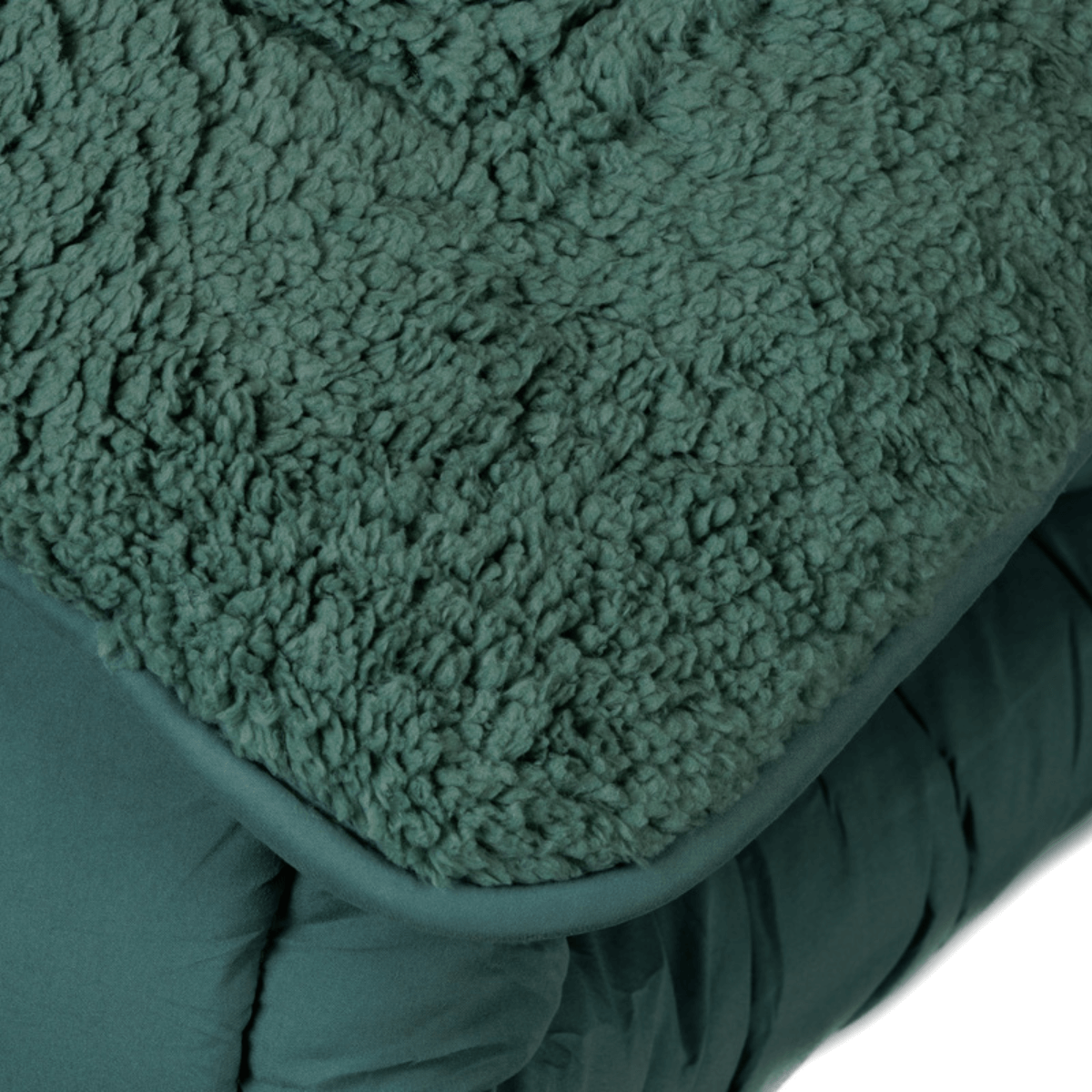 Close-up of the Zelesta Teddybed - Green duvet, showcasing its plush fleece-like texture on one side and smooth quilted fabric on the other—a cozy 2-in-1 bedding essential for ultimate comfort.